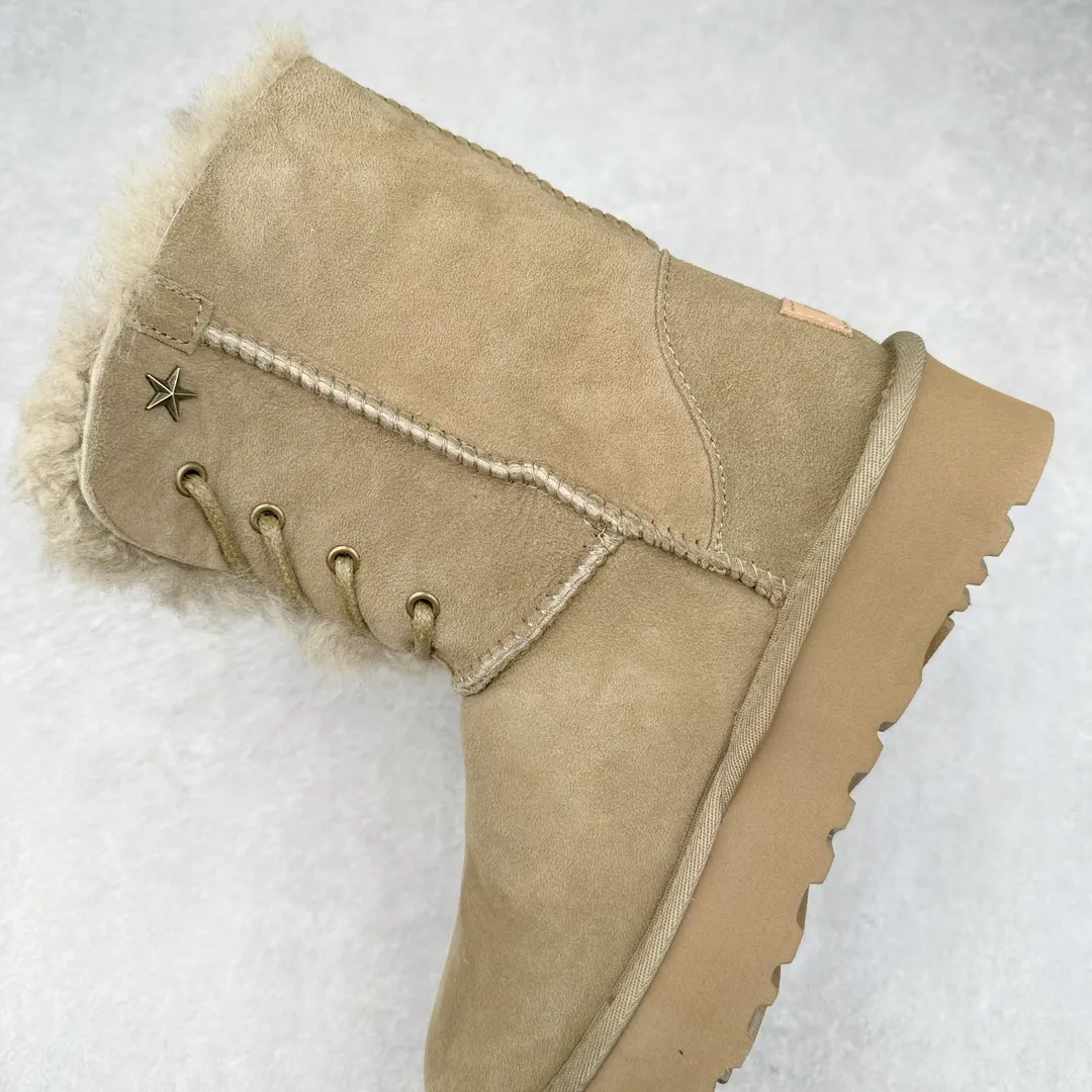 Pick up locally 💰600 UGG 1696 goddess style autumn and winter sheepskin and fur integrated snow boots. All shoes are made from the same factory as ZP. Longfeng A-grade Australian imported sheepskin and fur integrated women's boots. Brand OEM production line. Fully follow the ZP process. OEM original pattern maker. Adhering to the principle of no original shoes and no development selection. Pay attention to every detail. The most authentic version on the market TREADLITE "Light Wing" technology outsole Lightweight/durable/flexible/pile size: 35 36 37 38 39 40 Coding: by3936010